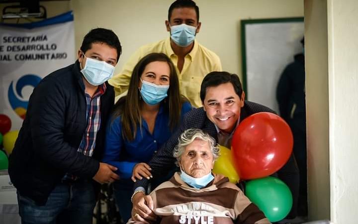 Alcalde entregó sillas de ruedas a personas vulnerables con discapacidad