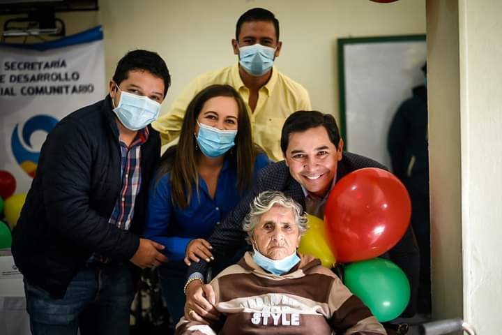 Alcalde entregó sillas de ruedas a personas vulnerables con discapacidad