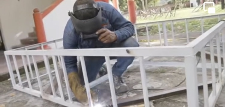 Elaboración de alumbrado navideño-video