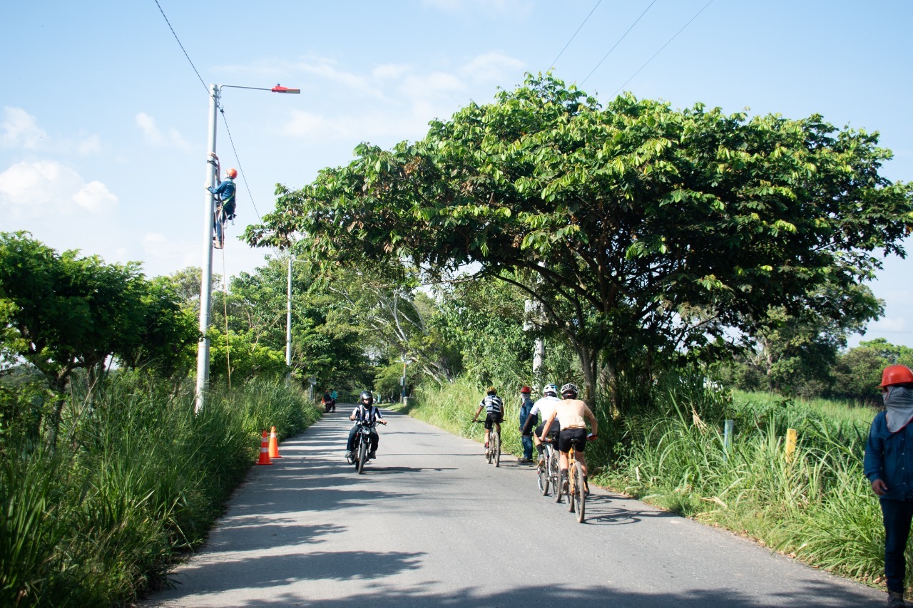 La inversión llega a los barrios y veredas. Inauguran alumbrado en tramo vial San Bernardo-Ibagué