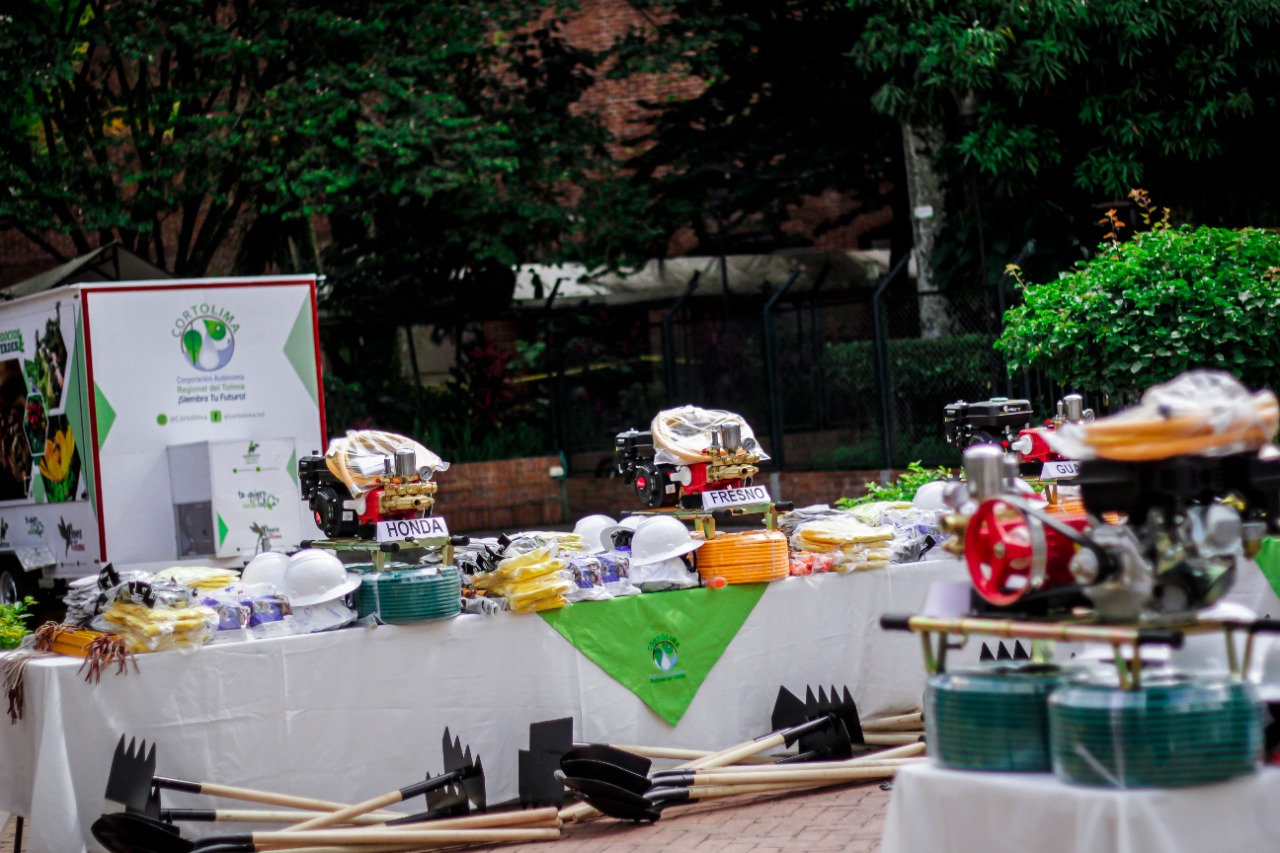 Cortolima entregó kits para emergencias de incendios en 20 municipios