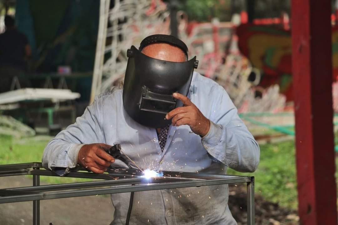 Taller de alumbrado navideño en Ibagué