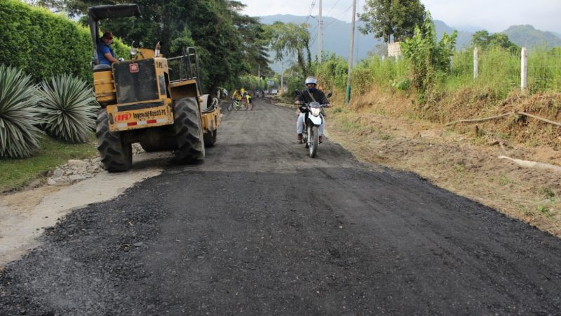 La inversión llega a los barrios y veredas. Día y noche, con maquinaria se atienden las vías terciarias de Ibagué
