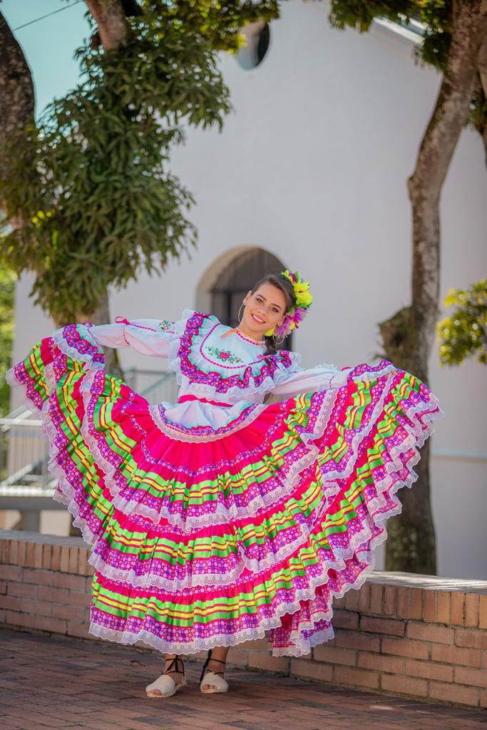 Dayana Guerrero, la reina de la comuna 13 en las fiestas del folclor de Ibagué
