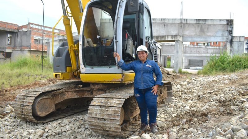 Mujeres como Lorena Nieto construyen colegios en Ibagué