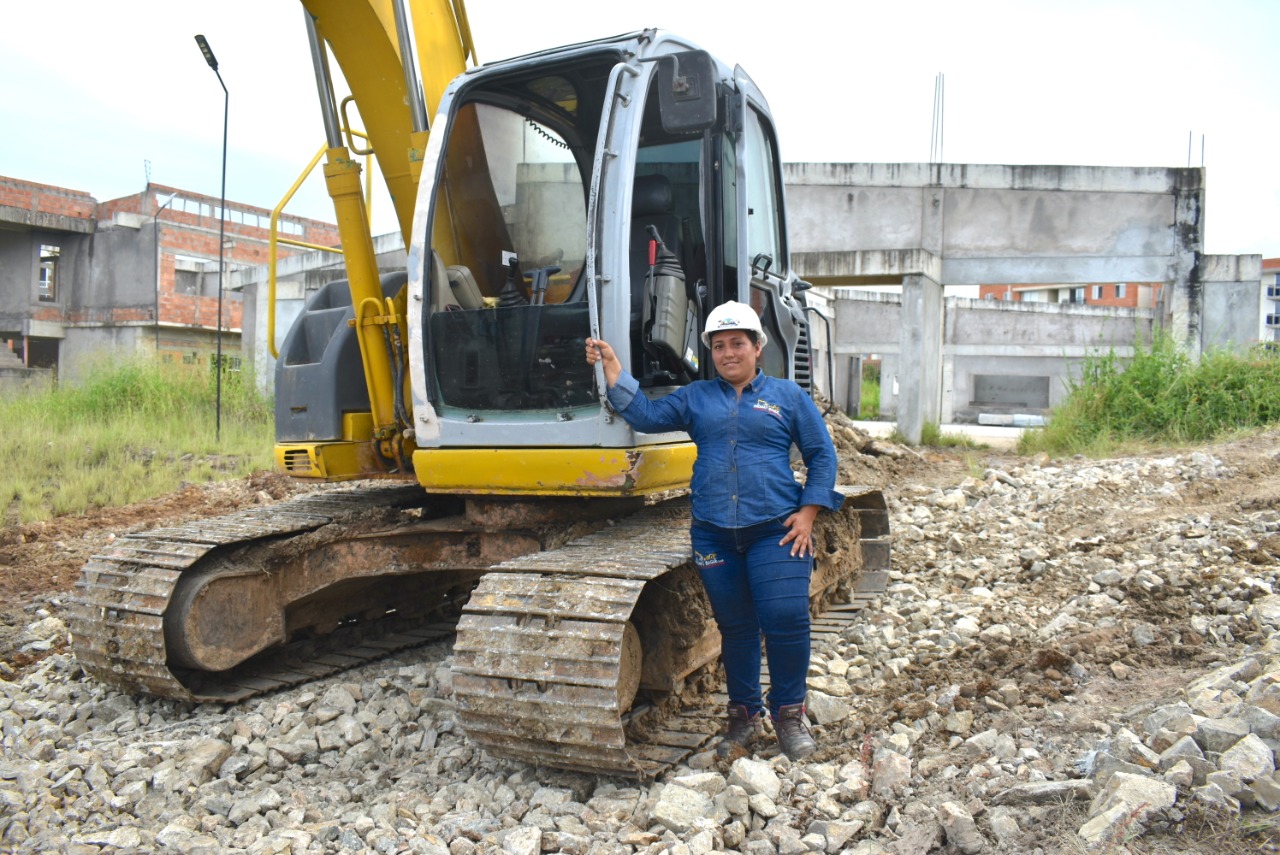 Mujeres como Lorena Nieto construyen colegios en Ibagué
