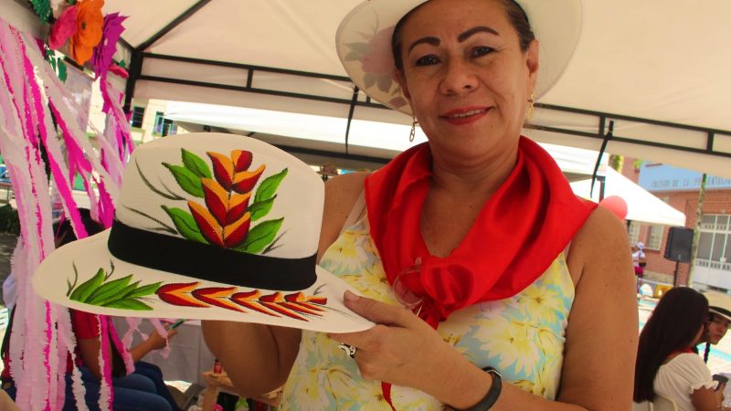 Artesanos muestran sus productos en la Plazoleta Darío Echandía