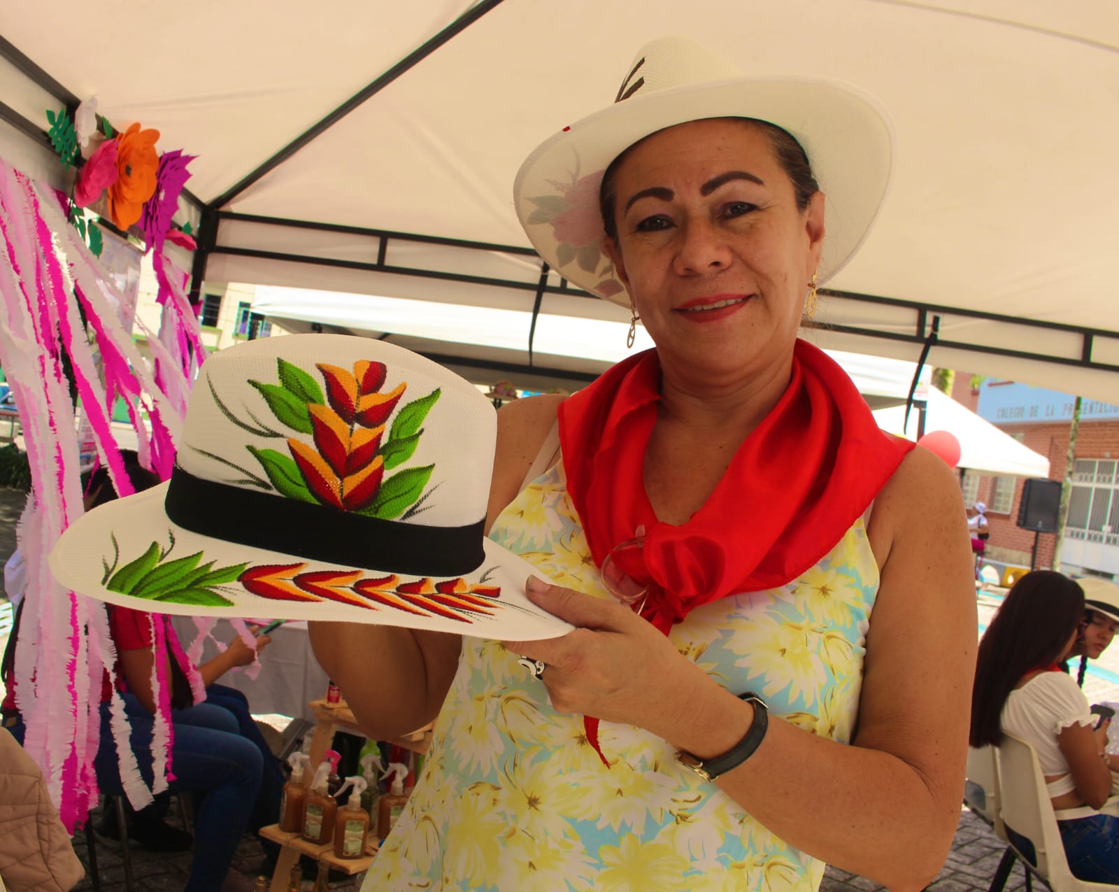 Artesanos muestran sus productos en la Plazoleta Darío Echandía