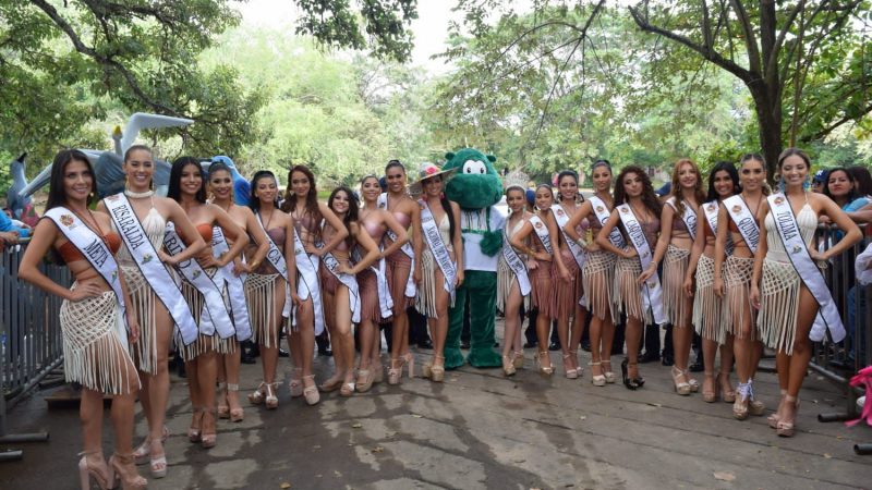 Colorido desfile acuático con las reinas en Neiva