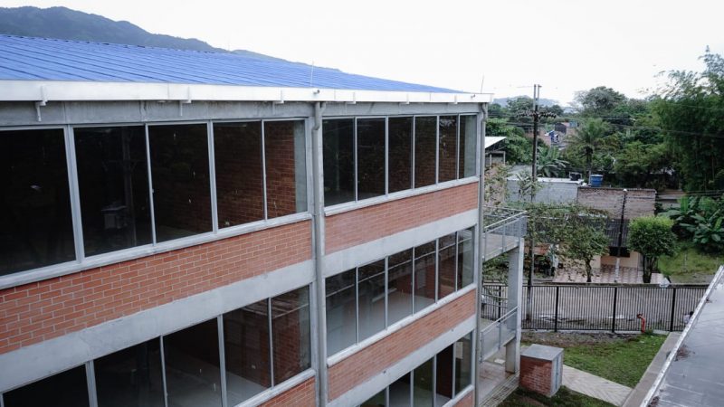 Estudiantes estrenaron el colegio Carlos Lleras Restrepo de Ibagué