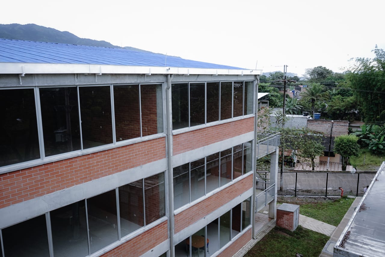 Estudiantes estrenaron el colegio Carlos Lleras Restrepo de Ibagué