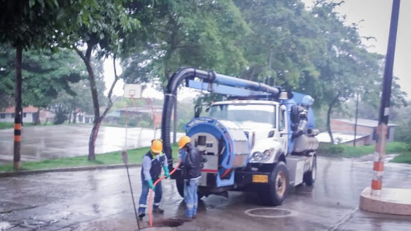 Destapan alcantarillas en más de 10 barrios por lluvias en Ibagué