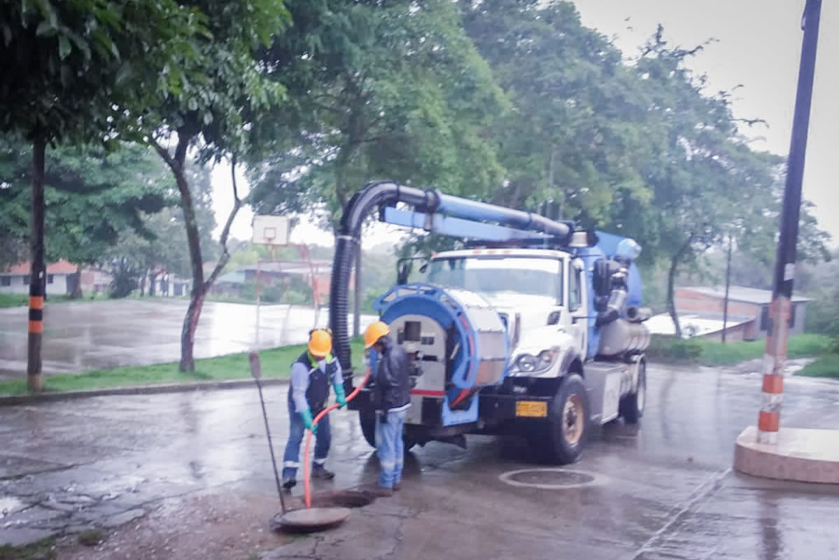 Destapan alcantarillas en más de 10 barrios por lluvias en Ibagué