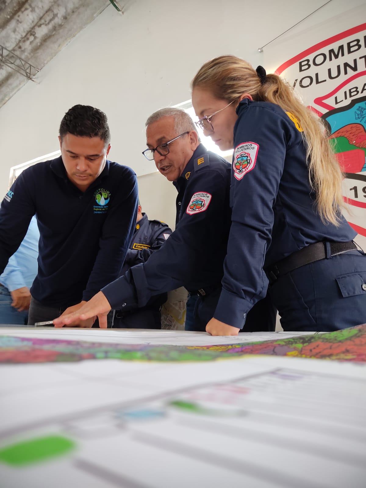 Cortolima capacita a los bomberos en temas de amenaza volcánica