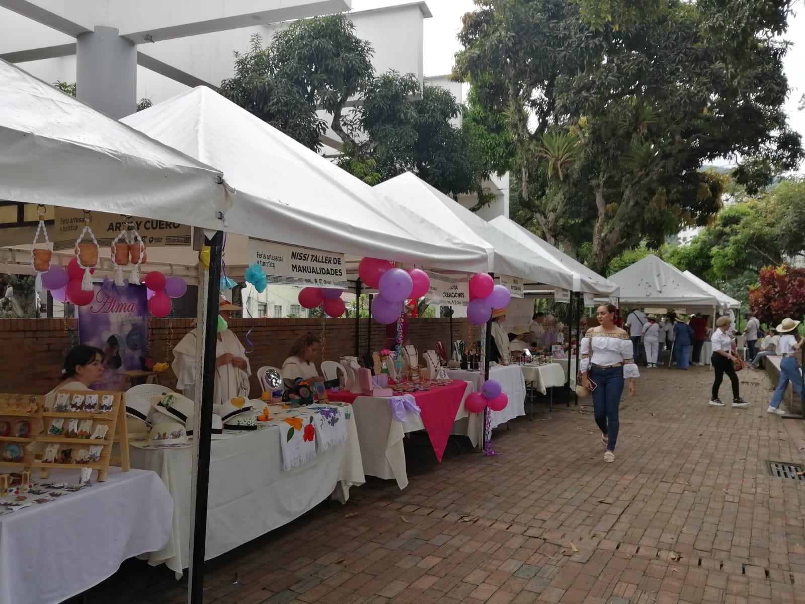 Emprendedores y artesanos se han beneficiado con el Festival Folclórico Colombiano