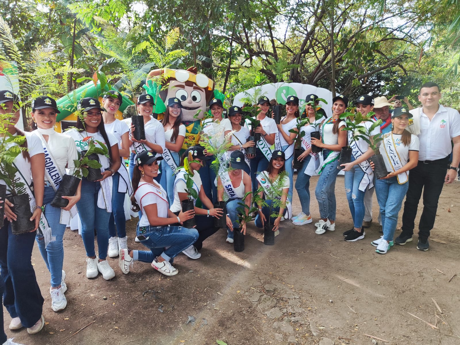 Las candidatas al Reinado Nacional del Bambuco se sumaron a la “Sembratón Huila crece