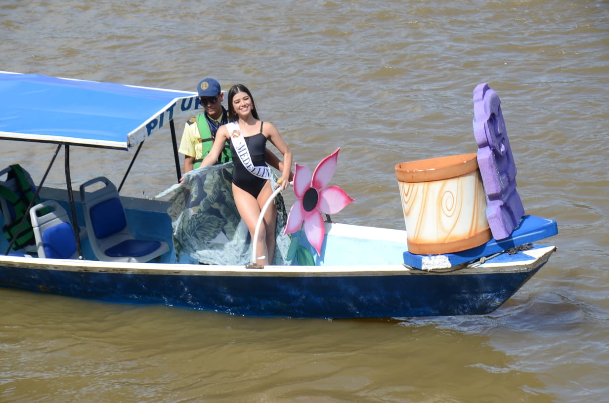 Las aguas del Magdalena se engalanaron con el desfile de las 23 candidatas al Reinado Nacional del Bambuco