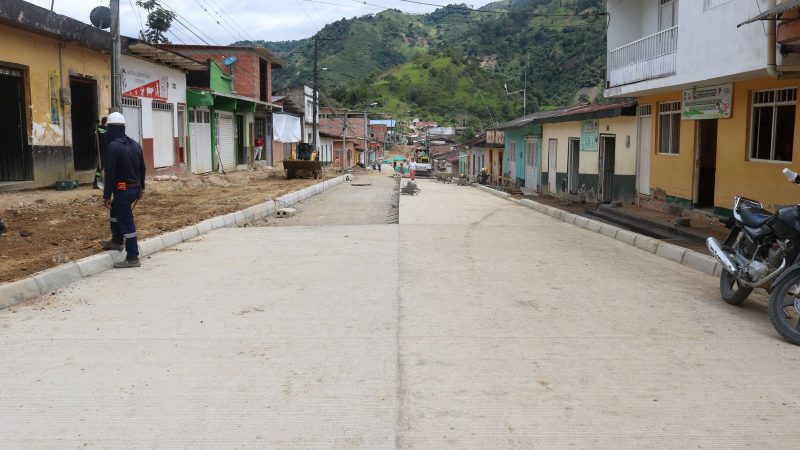 En San Antonio avanza la pavimentación de vías urbanas