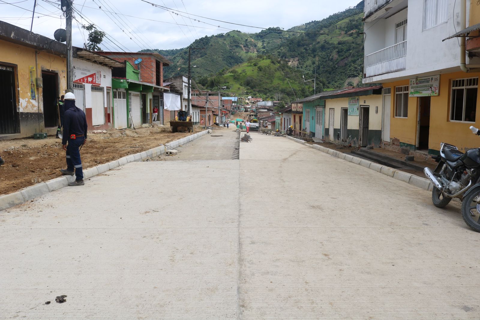 En San Antonio avanza la pavimentación de vías urbanas