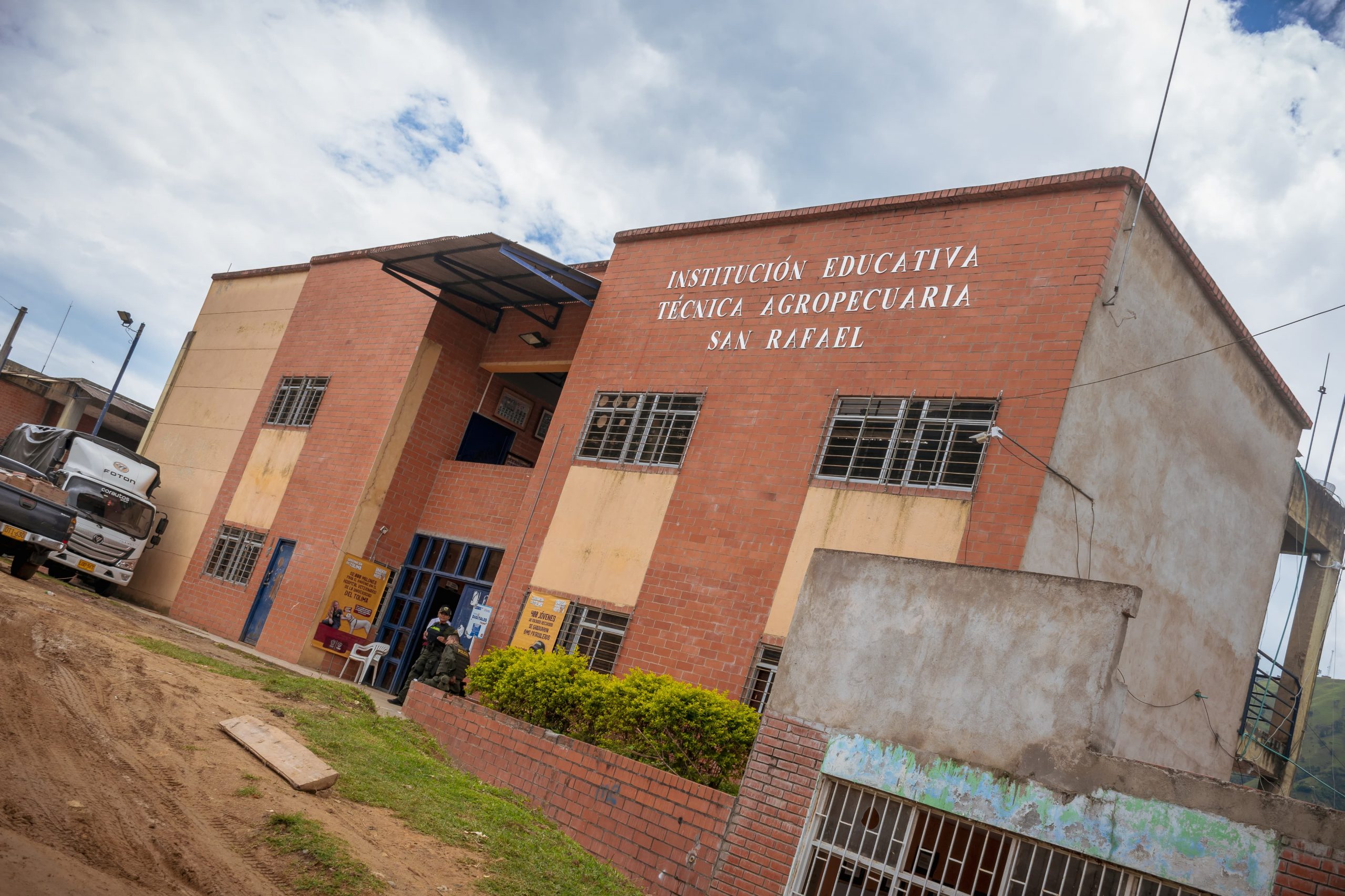 La inversión llega a los municipios del Tolima: Gobernador dio inicio a segunda fase del colegio de Herrera