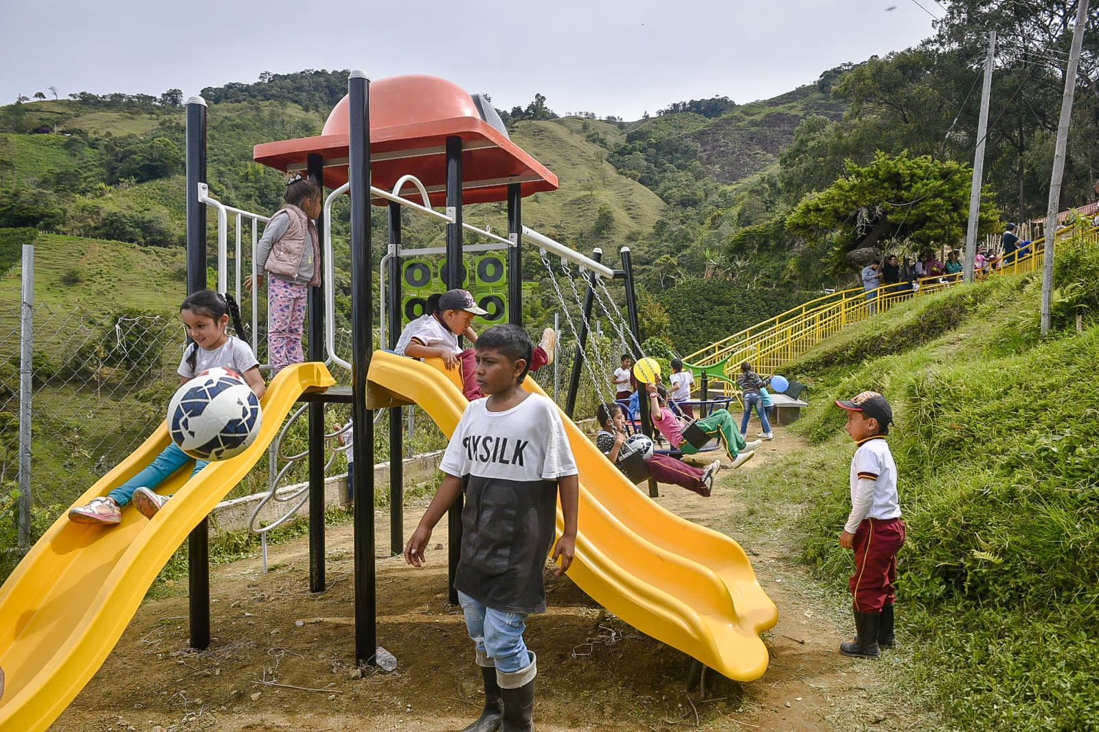 Ibagué Limpia instaló moderno parque infantil en la vereda La Pluma
