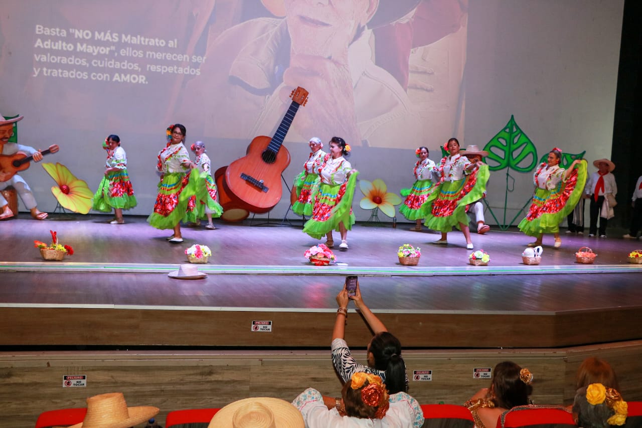 Numerosa participación en el Festival Folclórico del Adulto Mayor