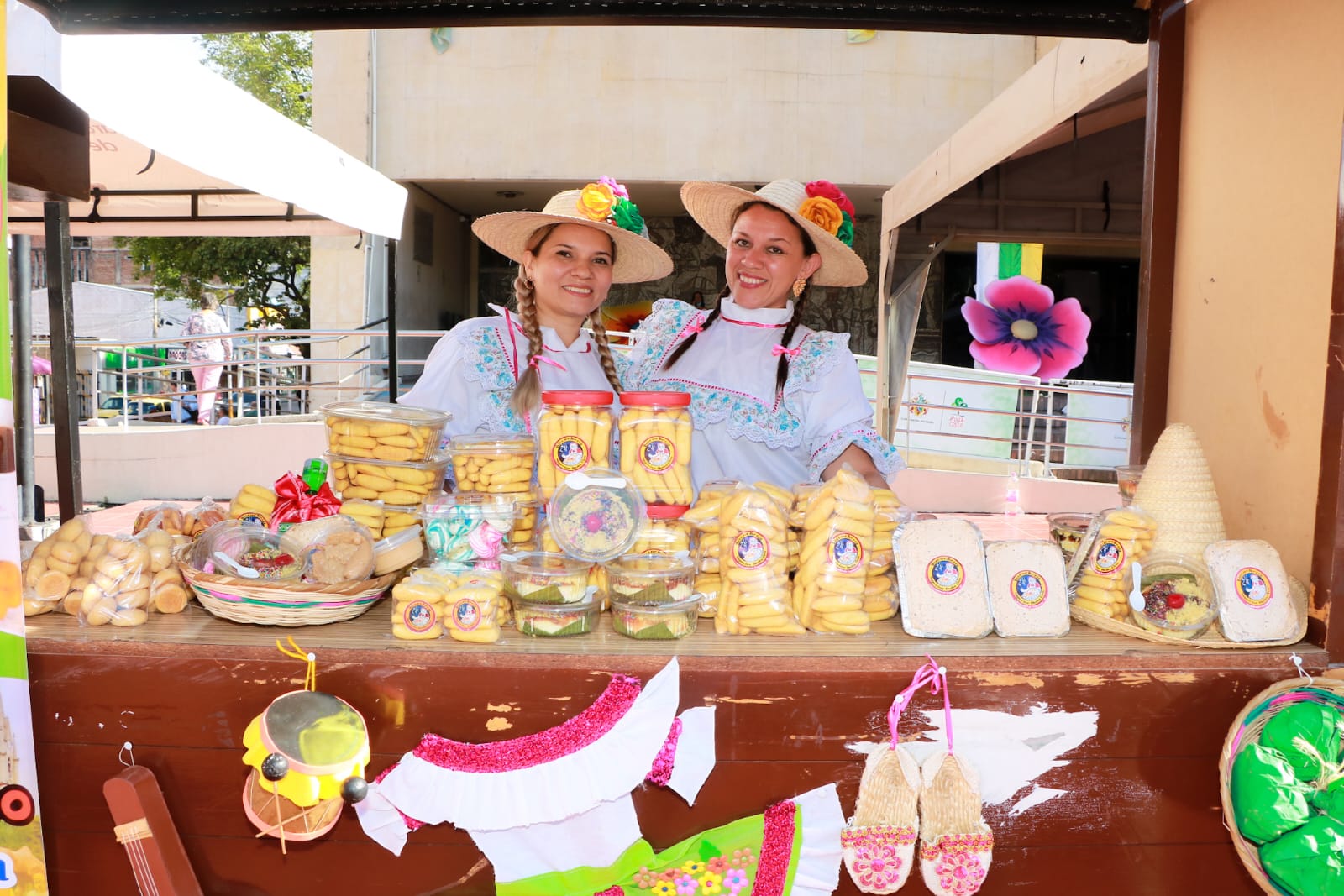 Con éxito y nutrida asistencia se celebra el Día de la Achira Huilense