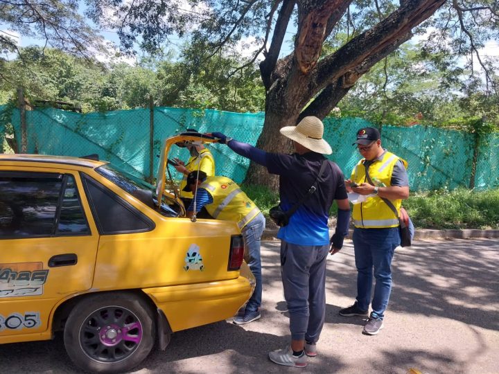 Humo ilegal en las carreteras del Tolima: la batalla 24/7 contra el contrabando de cigarrillos previo a la Semana Santa
