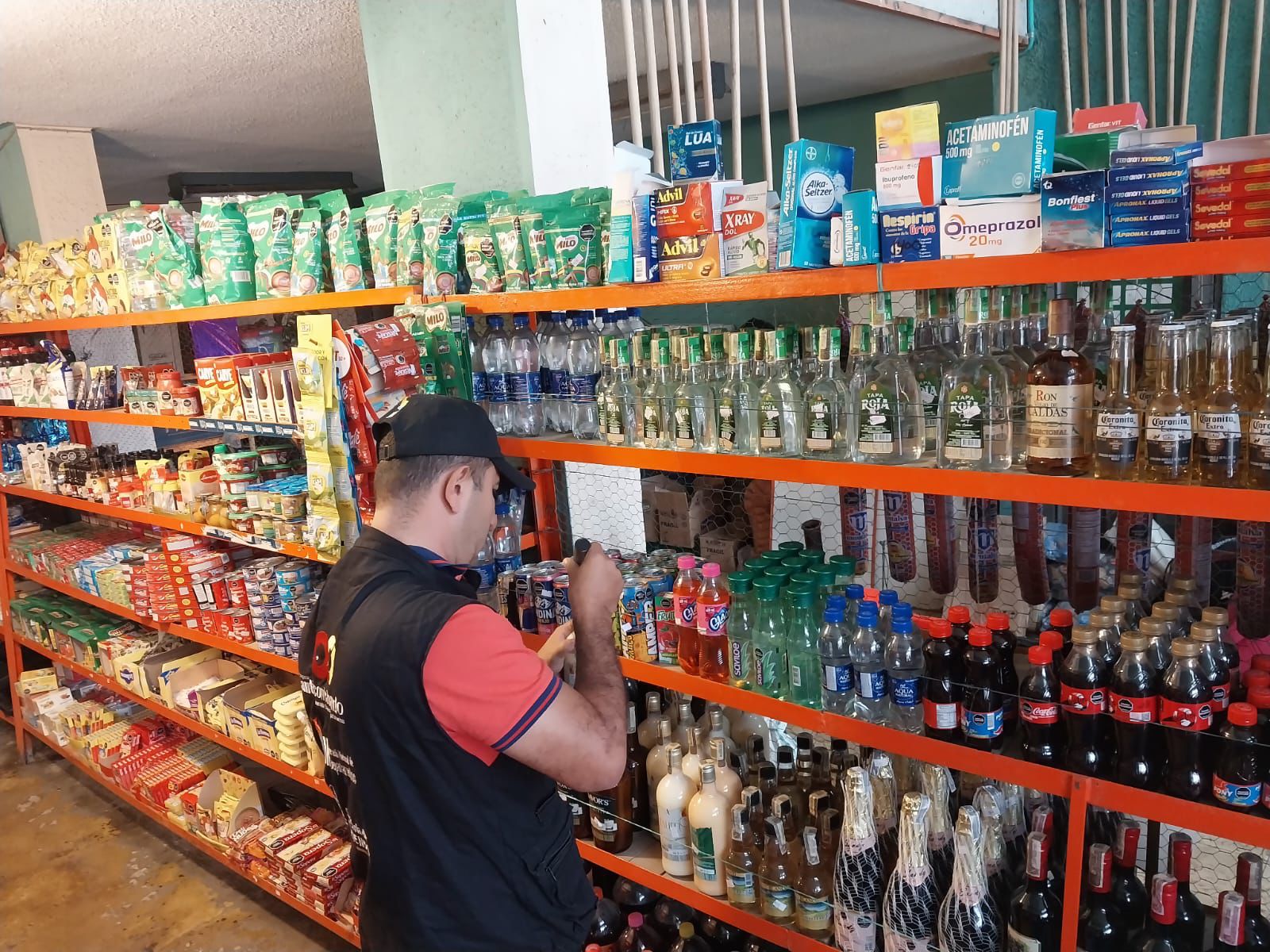 Cuatro establecimientos cerrados en Chicoral: golpe al contrabando de licor y cigarrillos en el Tolima