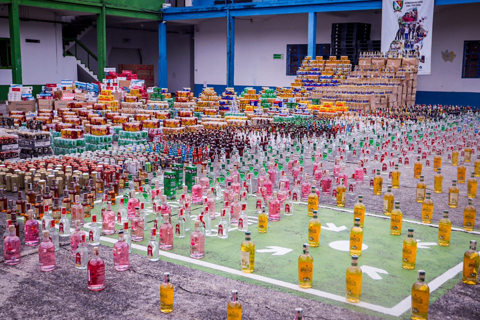 Destruyen más de 33.000 unidades de licor adulterado y cigarrillos de contrabando en Tolima