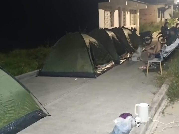 En andenes y calles pasan las noches los habitantes de Chaparral, Tolima, donde tiembla sin parar: ya van más de 900 sismos en 8 días