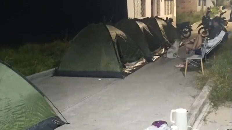 En andenes y calles pasan las noches los habitantes de Chaparral, Tolima, donde tiembla sin parar: ya van más de 900 sismos en 8 días